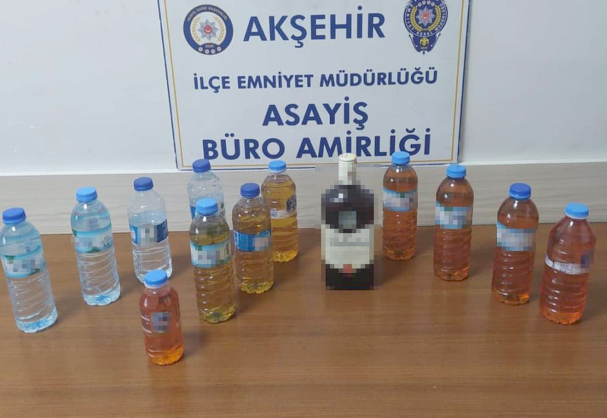 Konya’nın Akşehir ilçesinde polisin yakaladığı sahte/kaçak alkollü içki satan şahıs