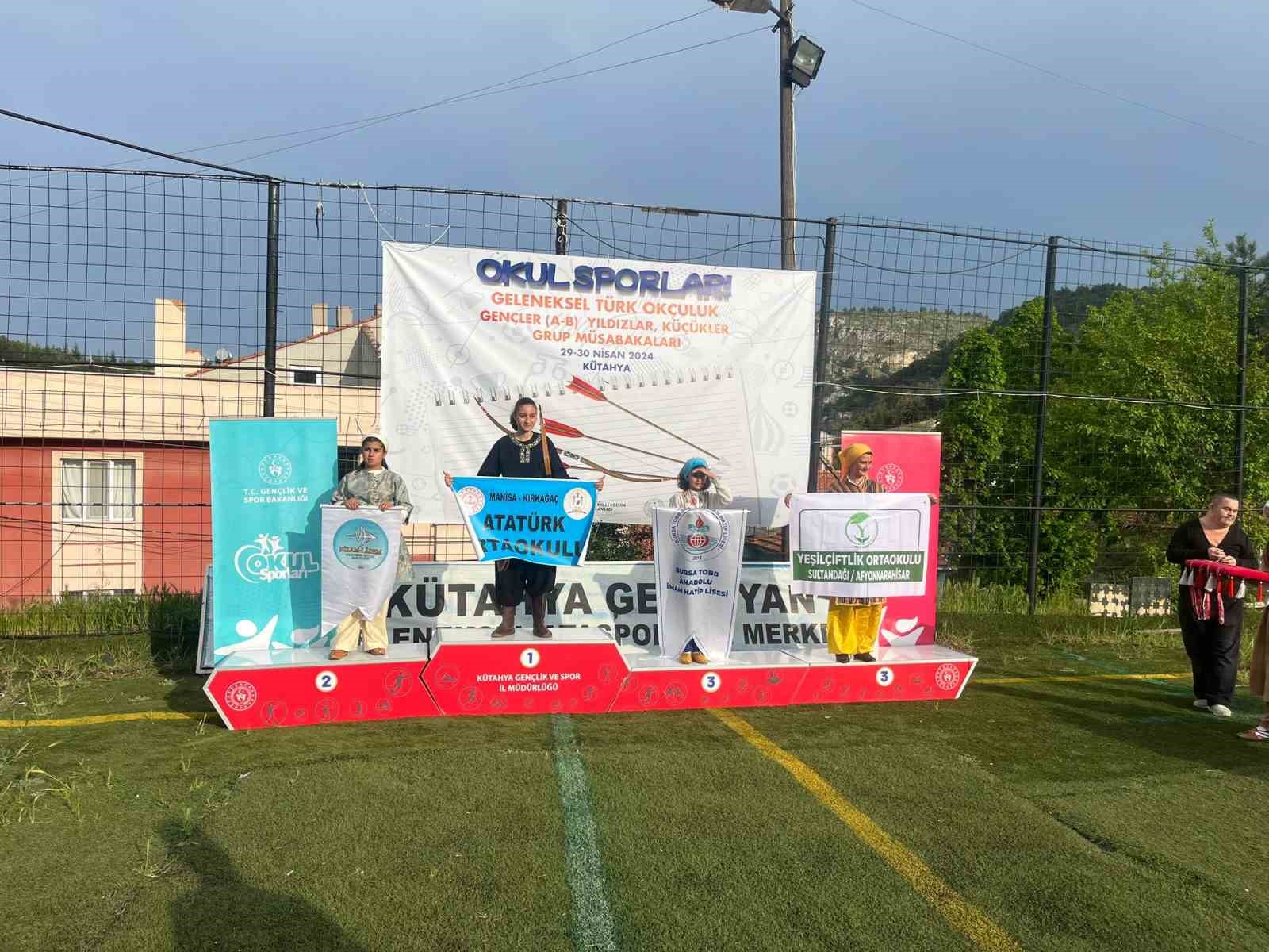 “Okul Sporları Geleneksel Türk Okçuluğu Grup Birinciliği” müsabakalarında yıldız kız