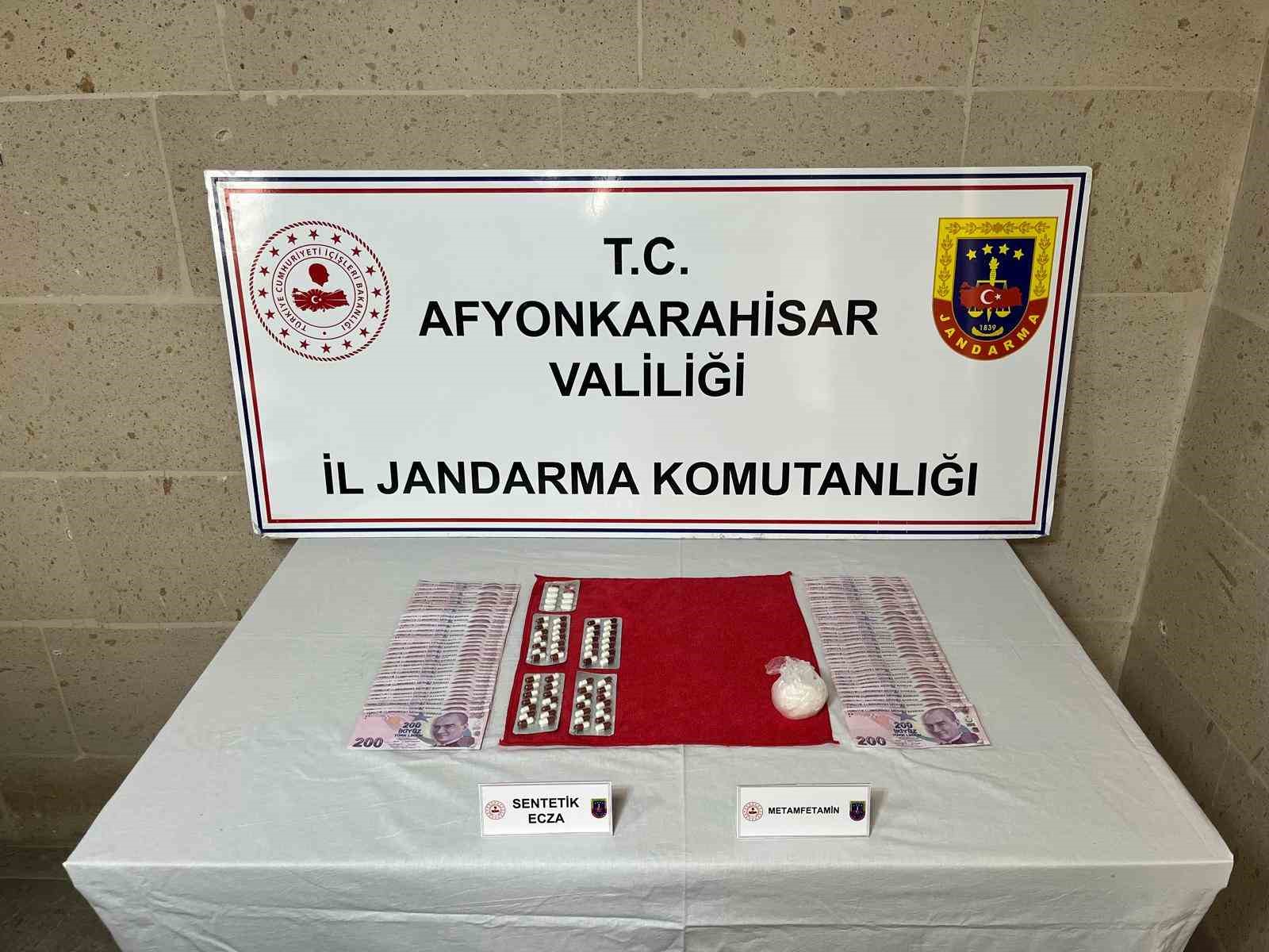 Eskişehir’den temin ettikleri uyuşturucuları satmak için Afyonkarahisar’a getiren 2 şahıs