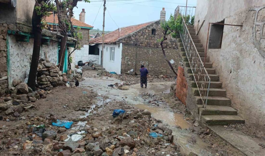 Afyonkarahisar’ın Şuhut ilçesinde aniden bastıran dolu ve sağanak yağış bir