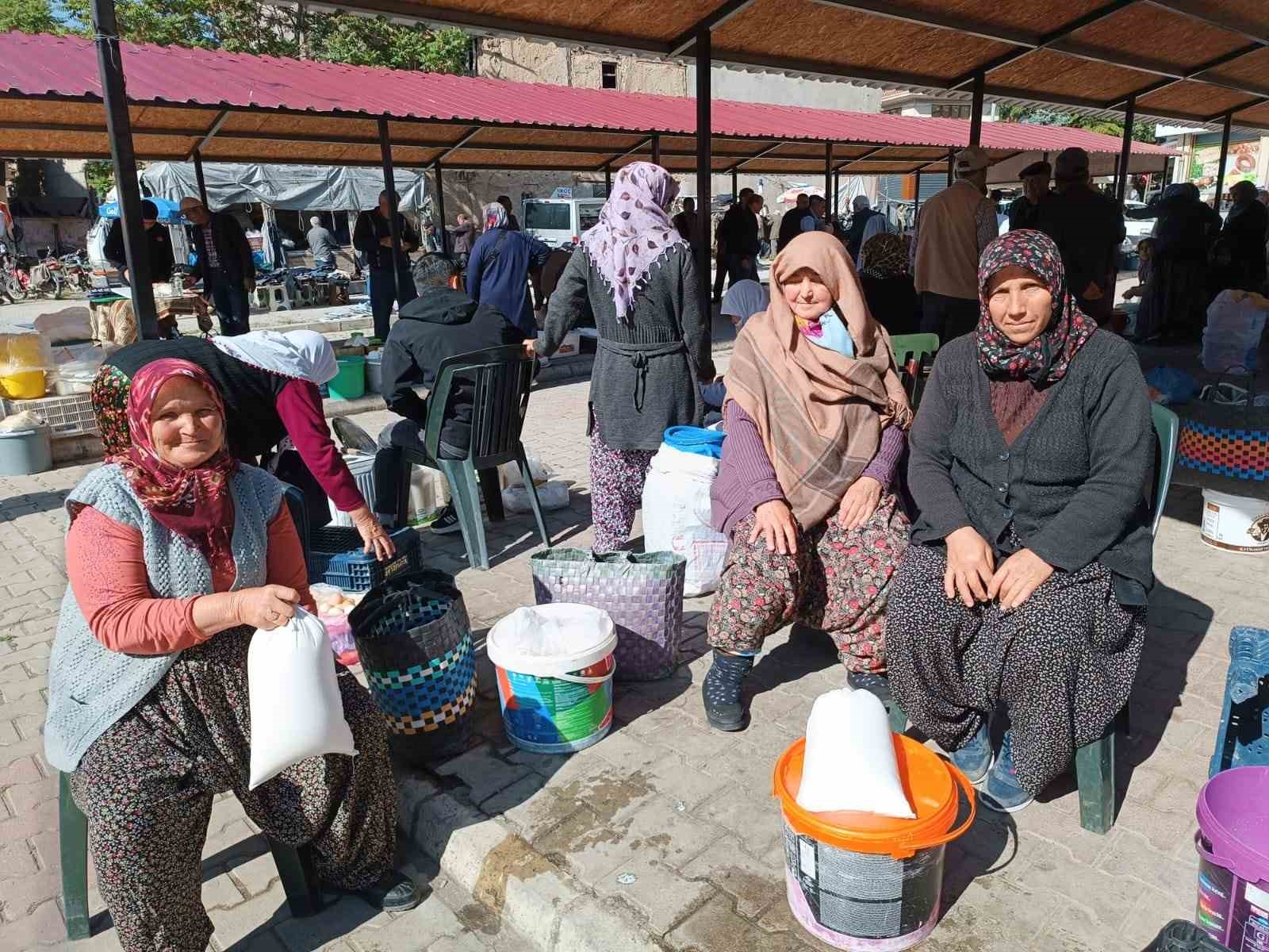 Afyonkarahisar’ın Şuhut ilçesinde her hafta kurulan semt pazarında satışa sunulan