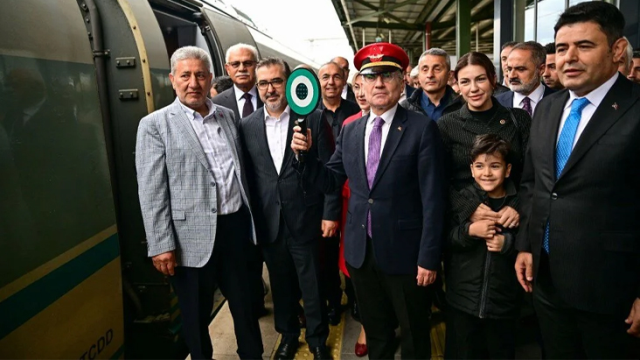 İstanbul-Sivas aktarmasız ekspres Yüksek Hızlı Tren Hattı'nın ilk seferi düzenlenen