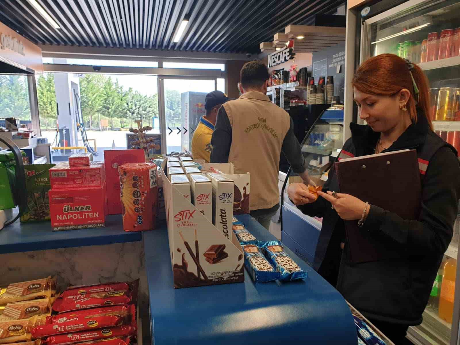 SİNANPAŞA’DA GIDA SATIŞI YAPAN İŞLETMELER DENETLENDİ