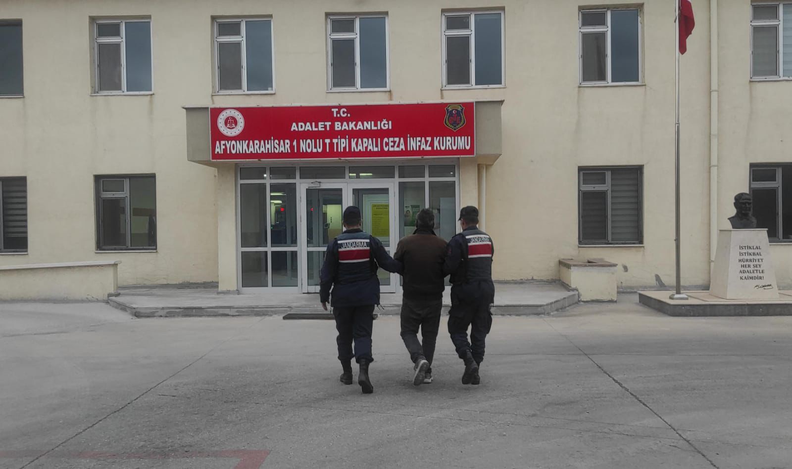 Afyonkarahisar İl Jandarma Komutanlığınca, aranan şahısların tespiti ve yakalanması için