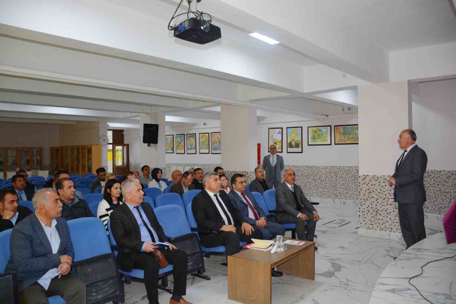 İl Milli Eğitim Müdürü Miraç Sünnetci, Emirdağ’da okul kurum müdürleri