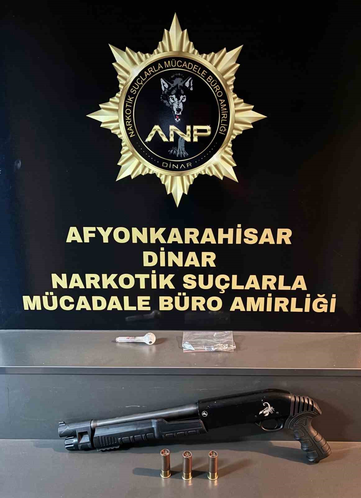 Afyonkarahisar’da polis tarafından şüphe üzerine durdurulan bir araçta yapılan aramada