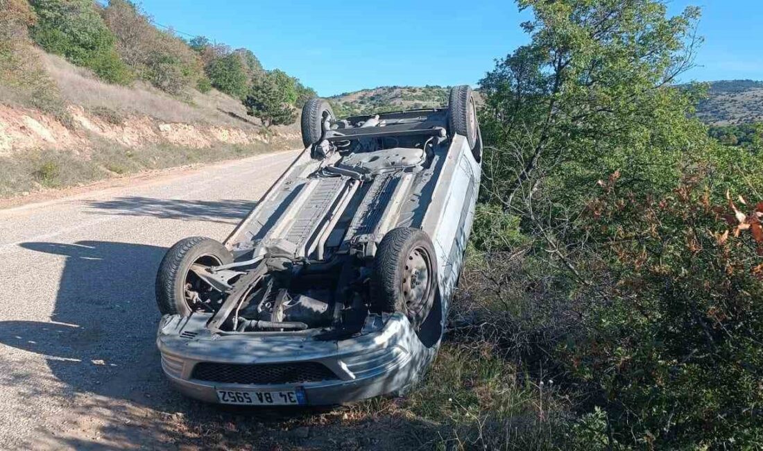 AFYONKARAHİSAR’IN SANDIKLI İLÇESİNDE KONTROLDEN ÇIKARAK TAKLA ATAN ARAÇTA 3 KİŞİ