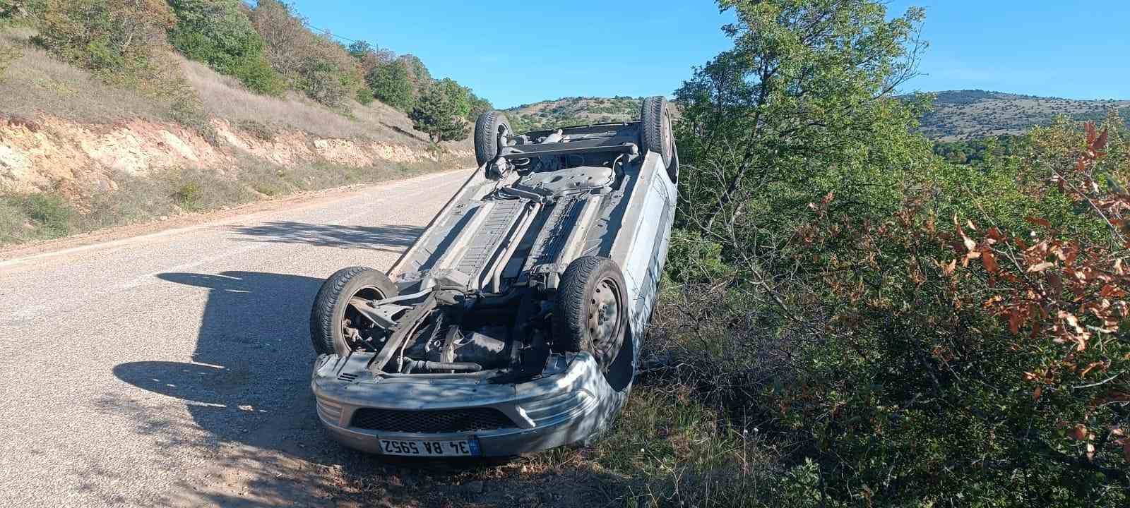 AFYONKARAHİSAR’IN SANDIKLI İLÇESİNDE KONTROLDEN ÇIKARAK TAKLA ATAN ARAÇTA 3 KİŞİ