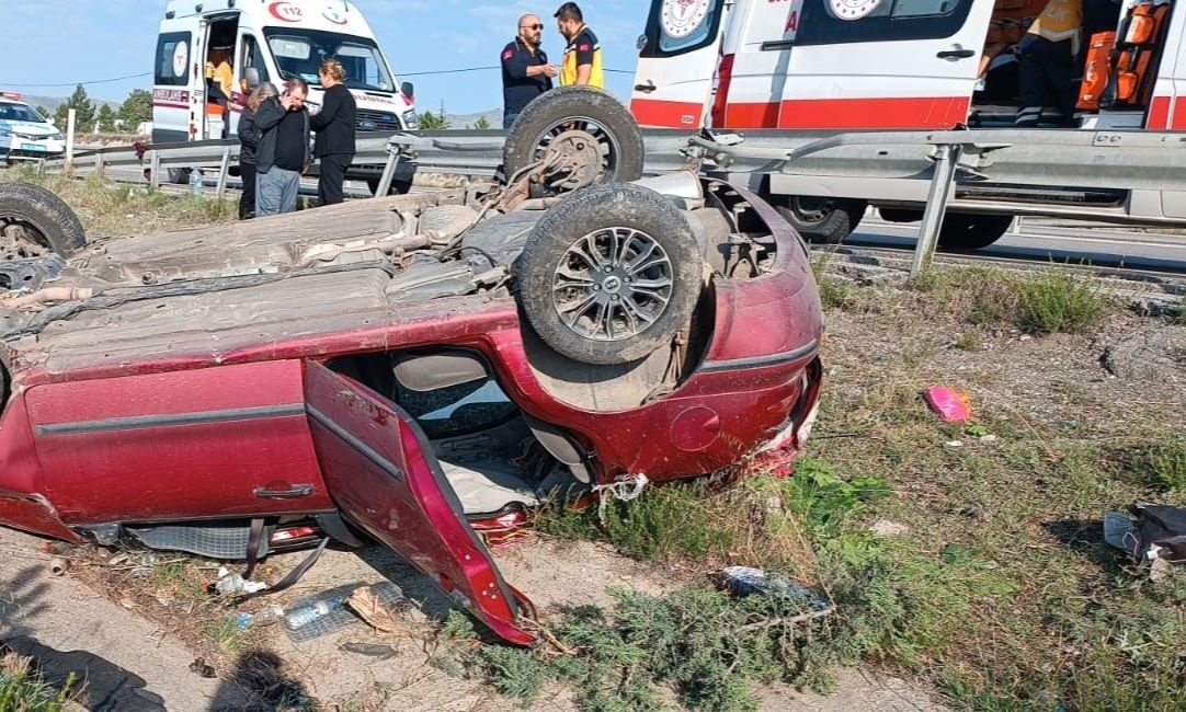 Afyonkarahisar’da kontrolden çıkarak takla atıp şarampole devrilen araçta 4 kişi