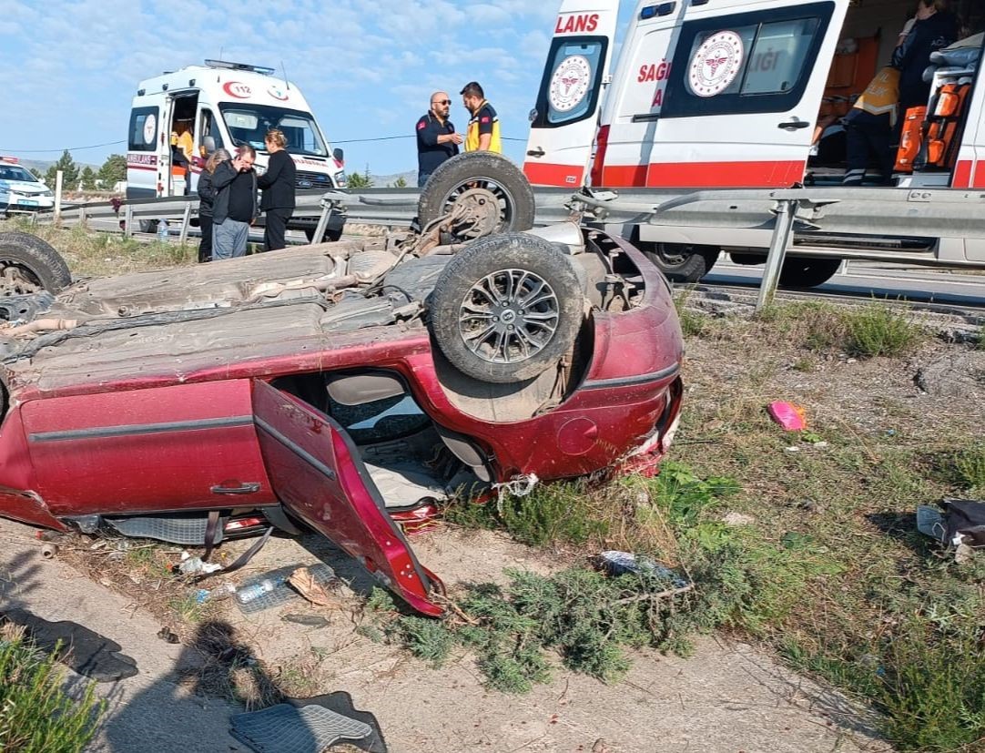Afyonkarahisar’da kontrolden çıkarak takla atıp şarampole devrilen araçta 4 kişi
