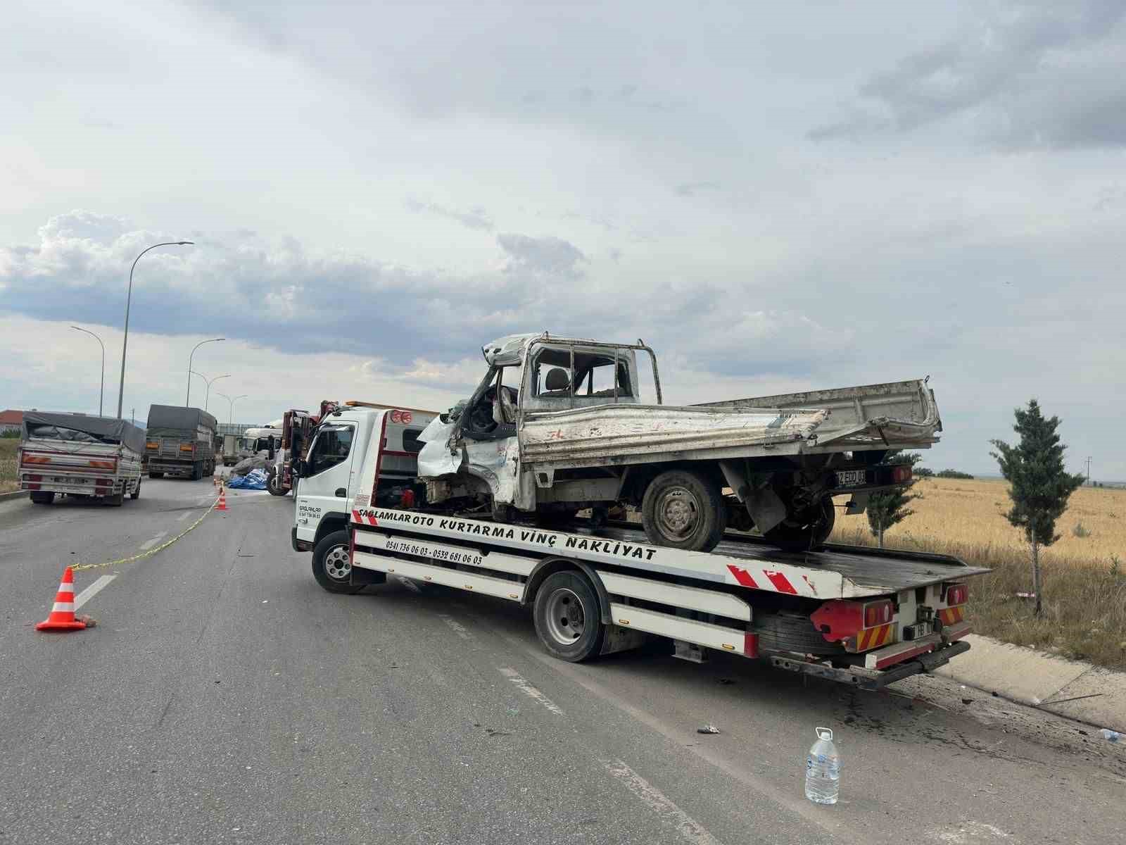 Afyonkarahisar’da un yüklü tır ile kamyonetin çarpıştığı kazada biri yabancı