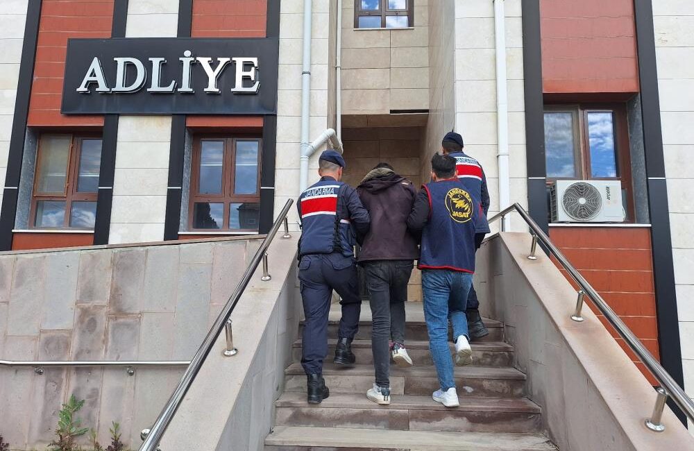 Afyonkarahisar’da tarlalardan trafo ve baz istasyonlarından kablo ile elektronik malzeme