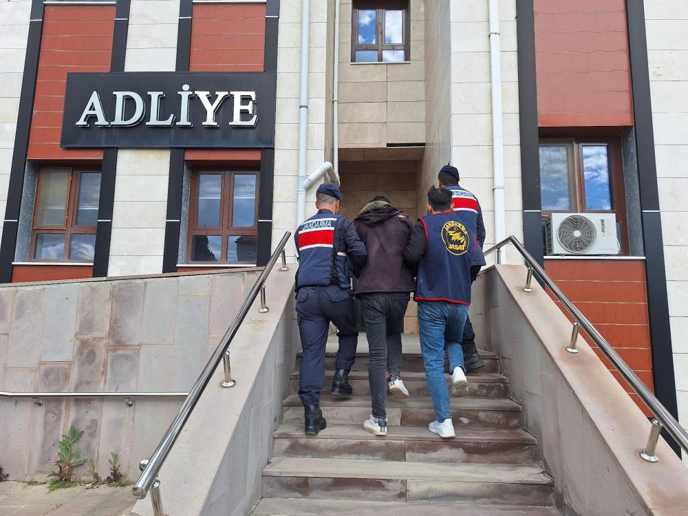 Afyonkarahisar’da tarlalardan trafo ve baz istasyonlarından kablo ile elektronik malzeme