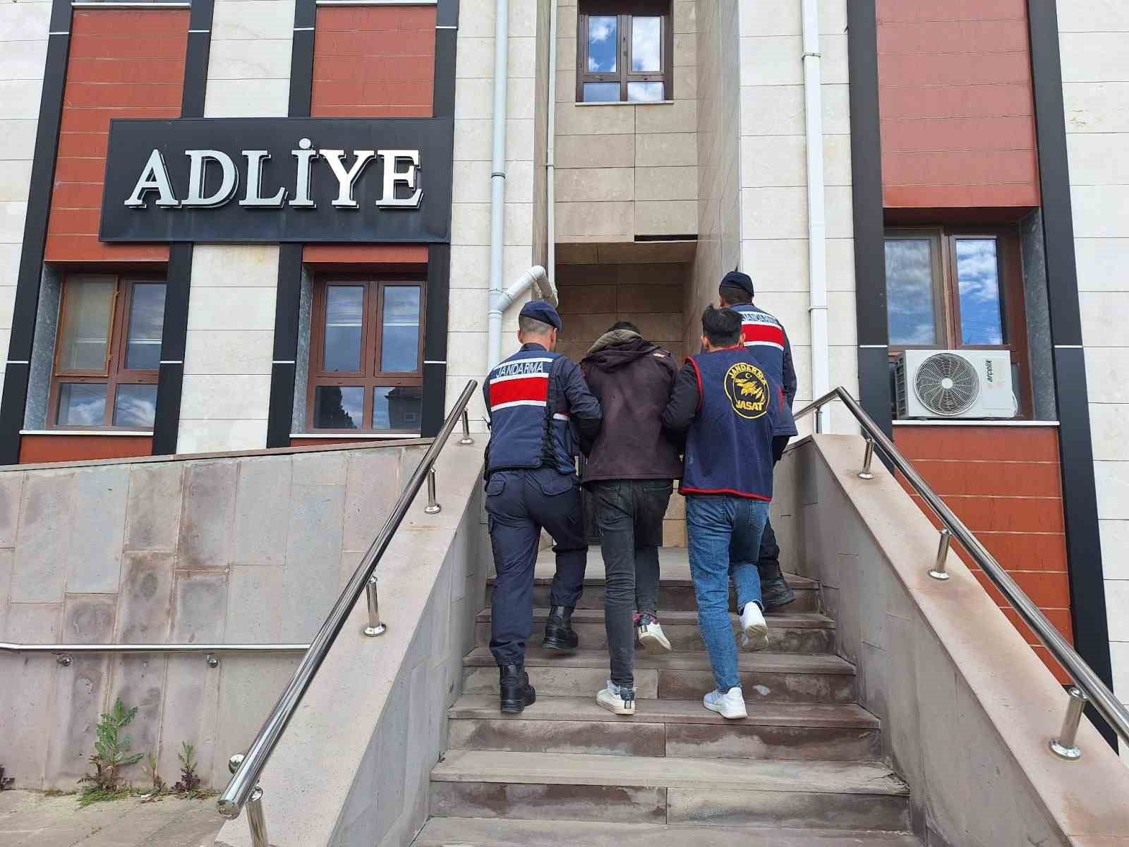 Afyonkarahisar’da tarlalardan trafo ve baz istasyonlarından kablo ile elektronik malzeme