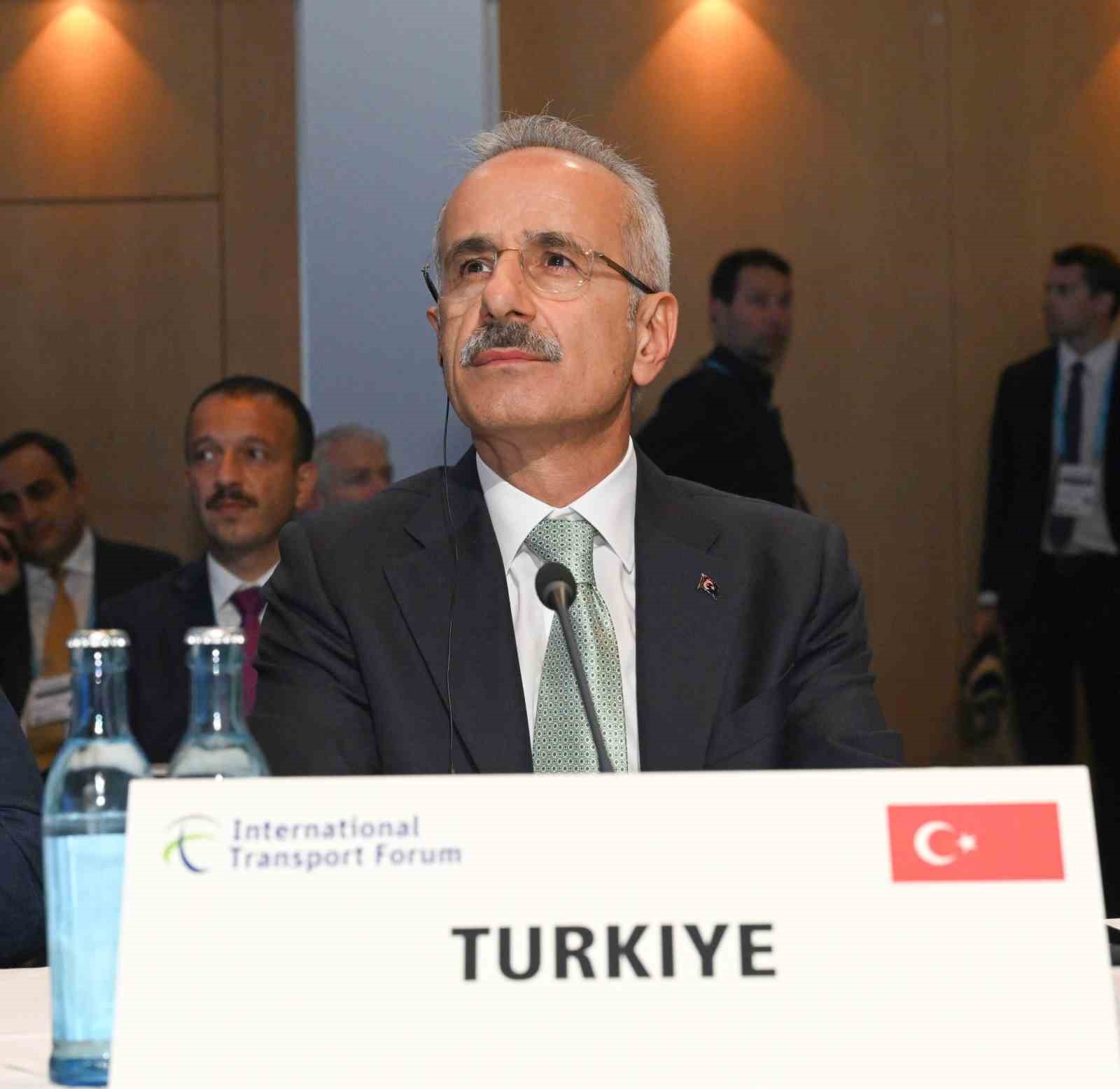 Ulaştırma ve Altyapı Bakanı Abdulkadir Uraloğlu, Almanya’da “Ukrayna Hakkında Özel