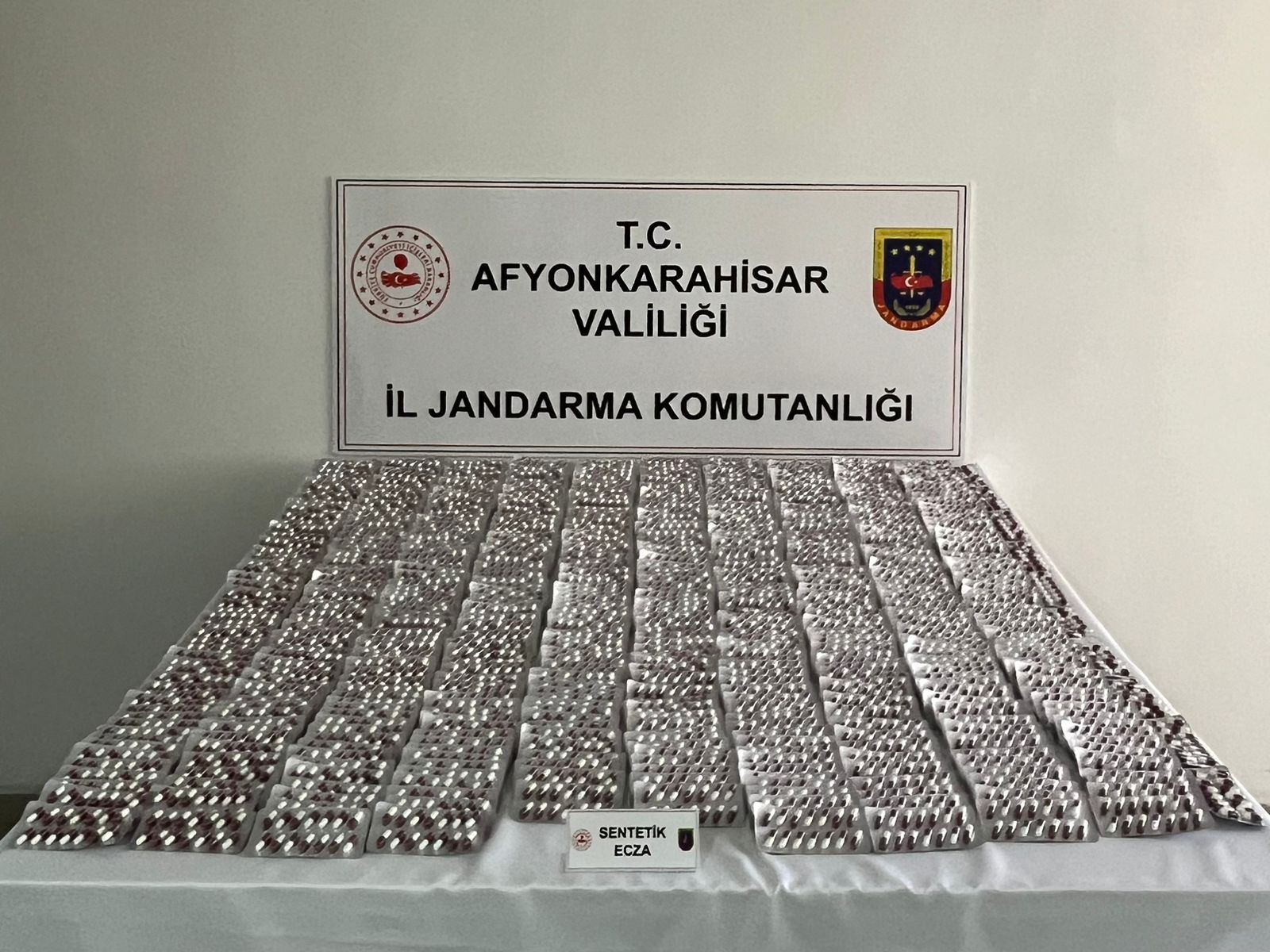 Afyonkarahisar’da jandarma ve emniyet ekipleri yaptıkları operasyonlarda çok sayıda uyuşturucu