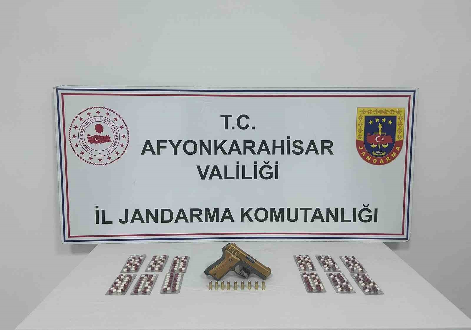 Uşak’tan aldıkları uyuşturucu hapları satmak için Afyonkarahisar’a getiren 6 kişi