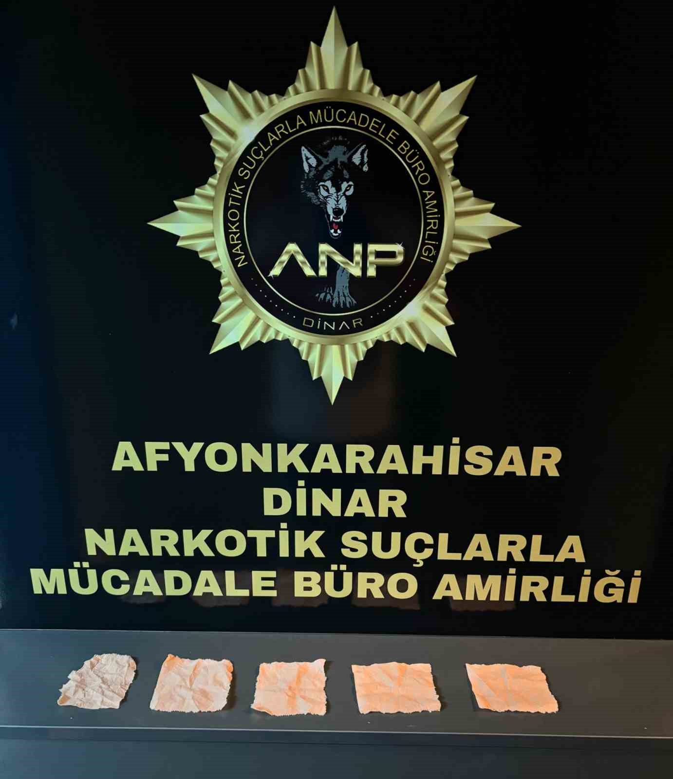 Afyonkarahisar’ın Dinar ilçesinde polis tarafından üstlerinde 5 adet peçeteye emdirilmiş