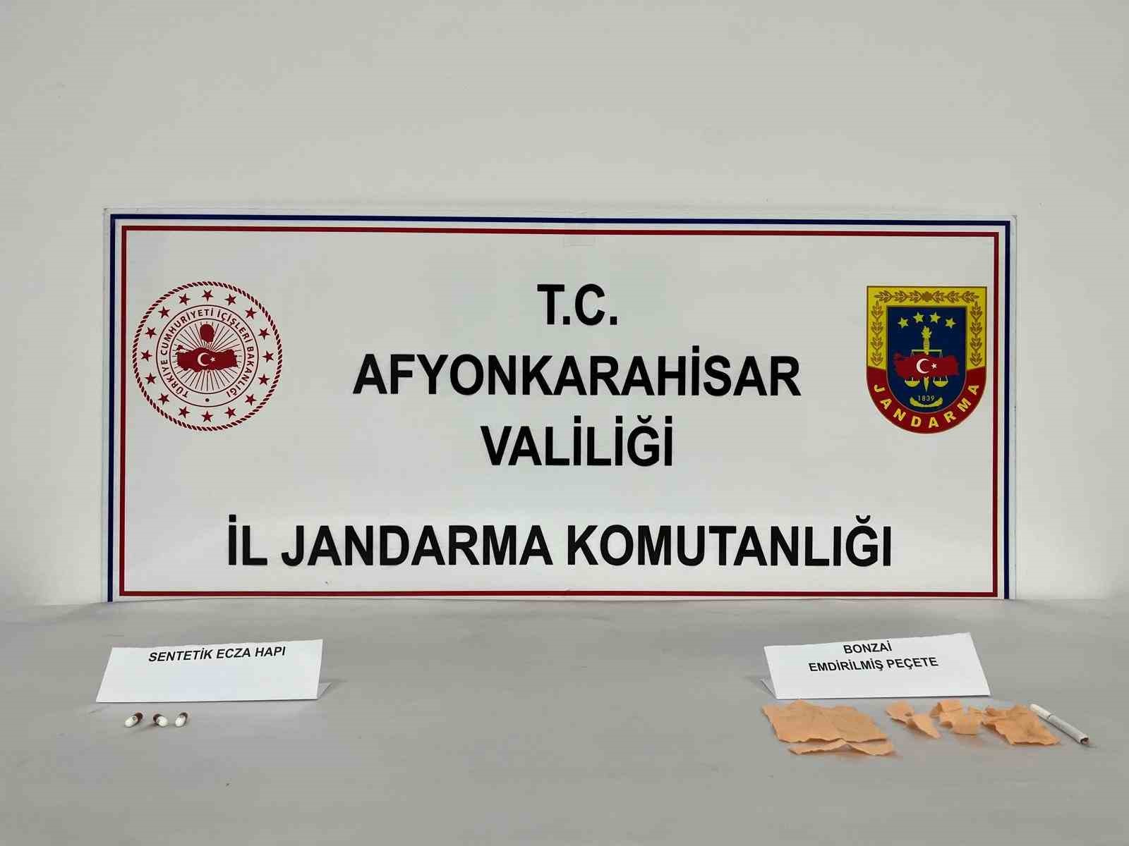 Afyonkarahisar’da 5 şahıs araç içerisinde uyuşturucu kullanırken jandarma tarafından yakalandı.