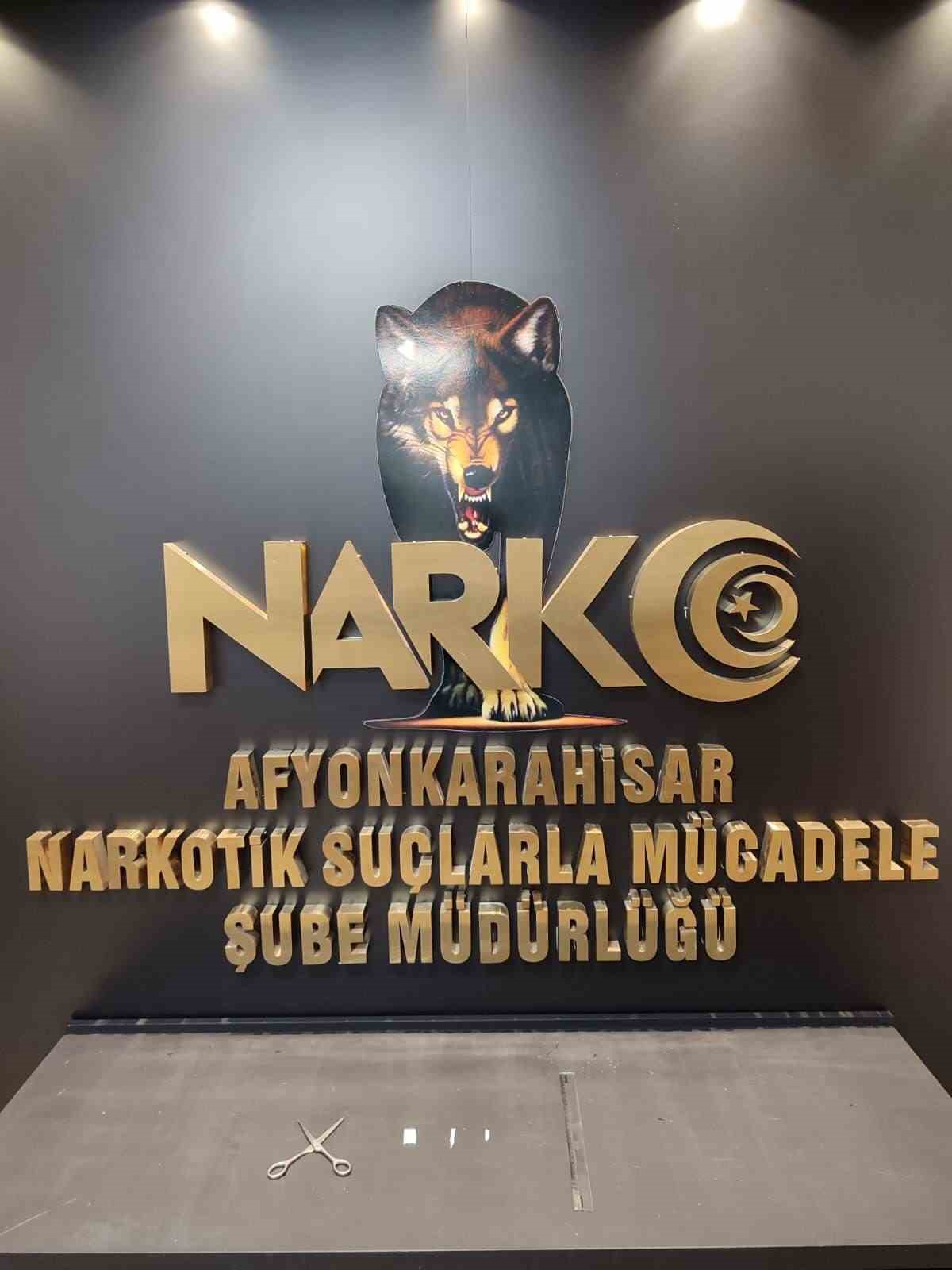 Afyonkarahisar’da uyuşturucu satarken yakalanan dolmuş şoförü çıkarıldığı mahkeme tarafından tutuklanarak