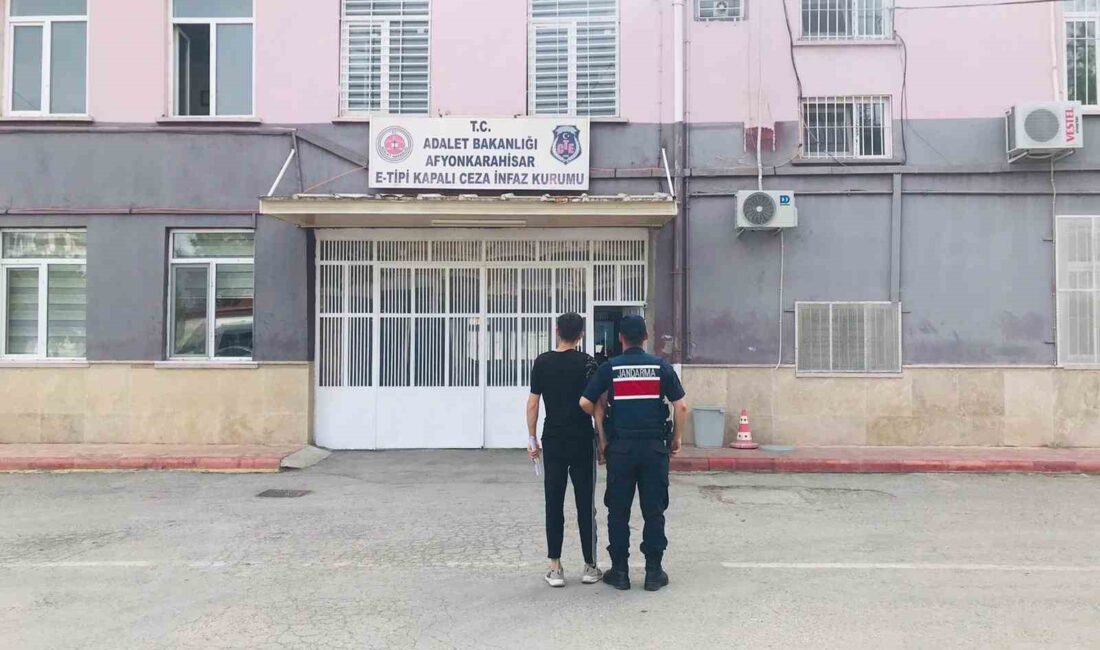 Afyonkarahisar’da uyuşturucu ticareti yapma suçundan aranan şahıs jandarmanın operasyonuyla yakalandı.
