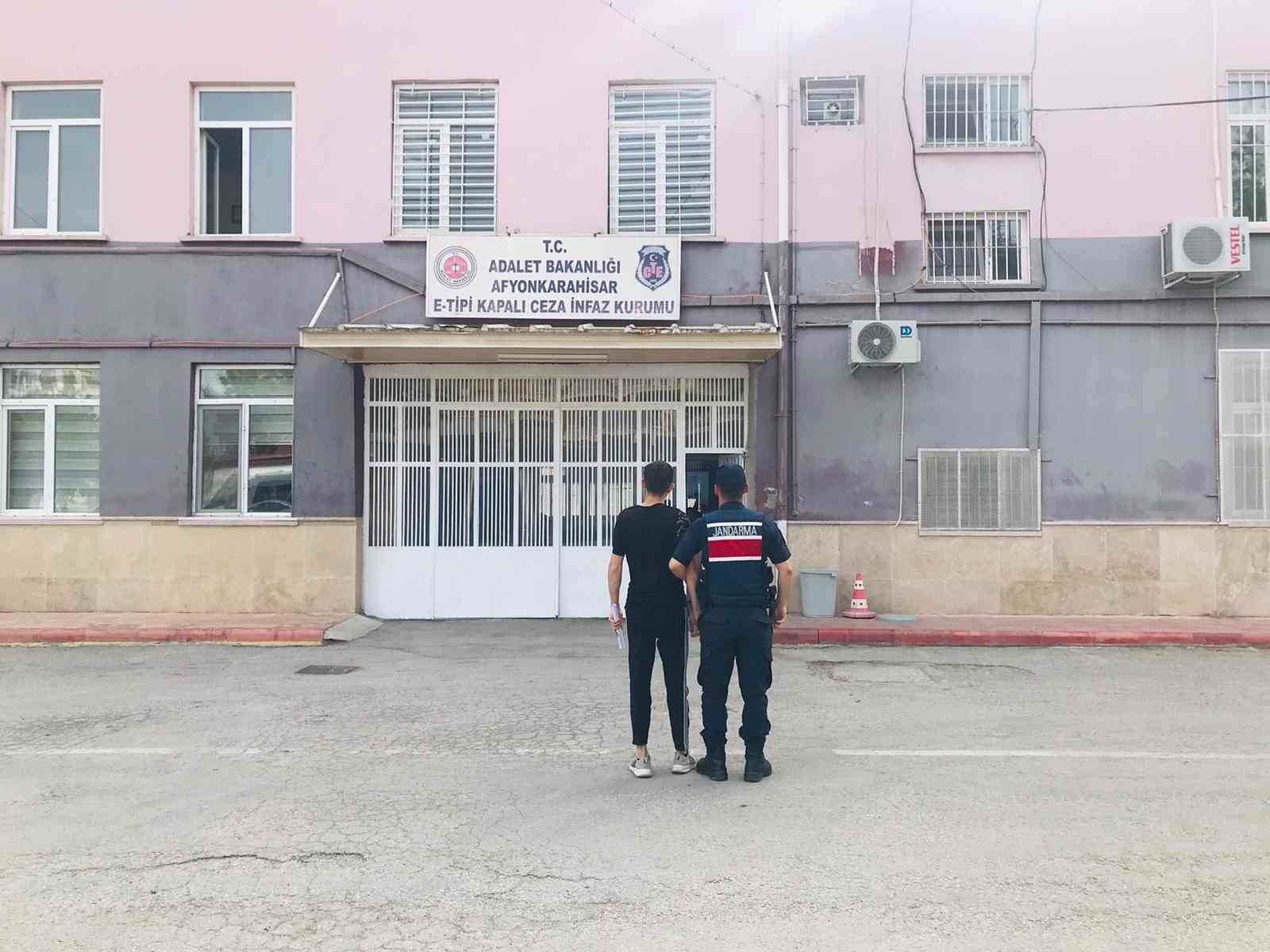 Afyonkarahisar’da uyuşturucu ticareti yapma suçundan aranan şahıs jandarmanın operasyonuyla yakalandı.