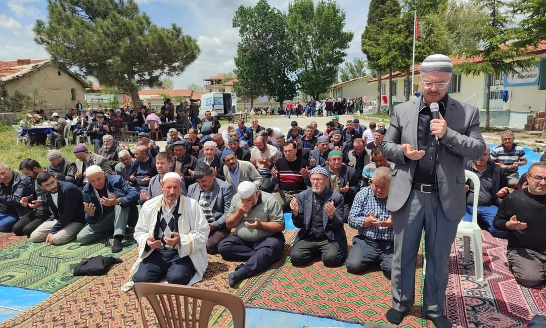 Afyonkarahisar’ın Şuhut ilçesine bağlı Hallaç köyünde vatandaşlar yağmur duasına çıktı.