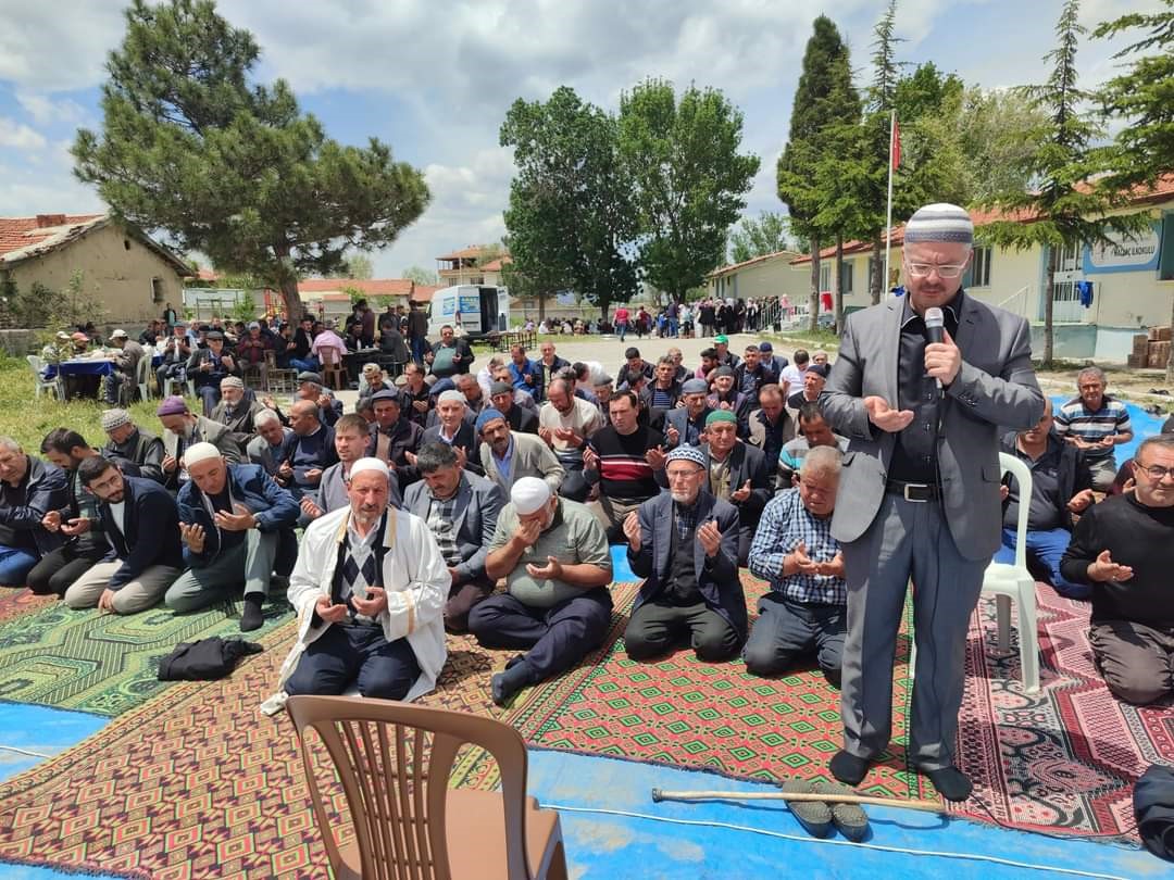 Afyonkarahisar’ın Şuhut ilçesine bağlı Hallaç köyünde vatandaşlar yağmur duasına çıktı.