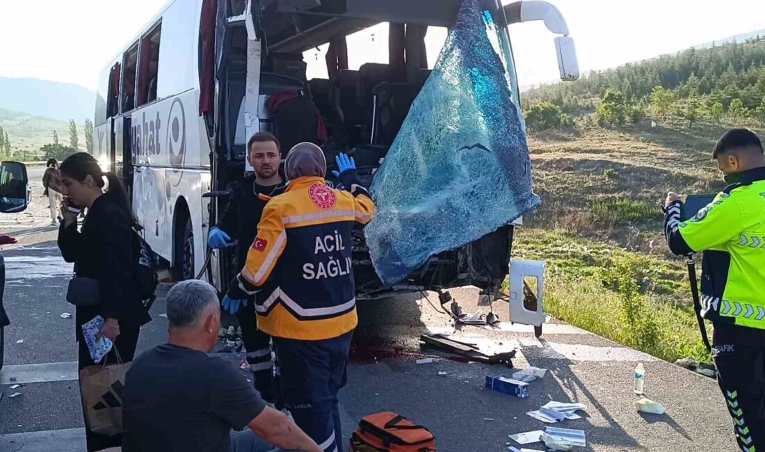 Afyonkarahisar’da yolcu otobüsünün kamyonetle çarpıştığı kazada 17 kişi yaralanırken, olayda