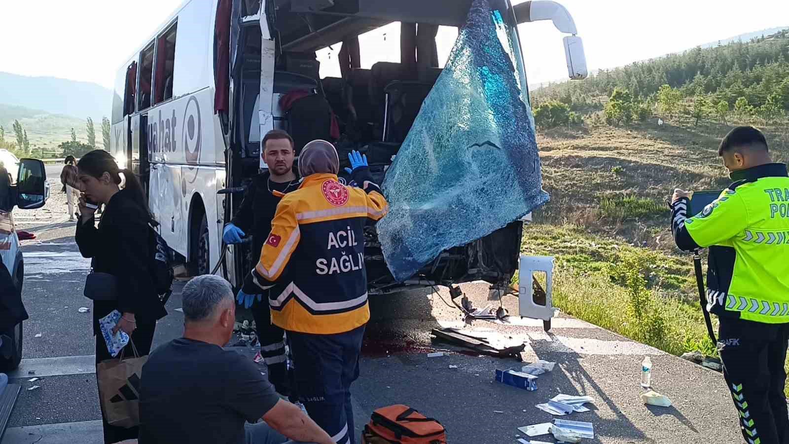 Afyonkarahisar’da yolcu otobüsünün kamyonetle çarpıştığı kazada 17 kişi yaralanırken, olayda