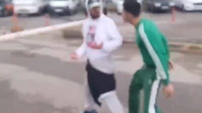 Kocaeli’nin İzmit ilçesinde yolda yürüyen gençleri korkuttuktan sonra saldıran 4