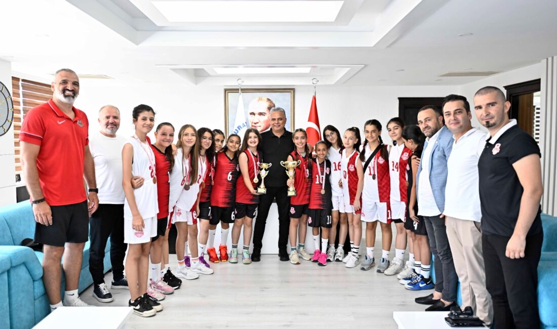 Sezonu namağlup şampiyon tamamlayan Muratpaşa Belediyespor U11 Kız Basketbol Takımı