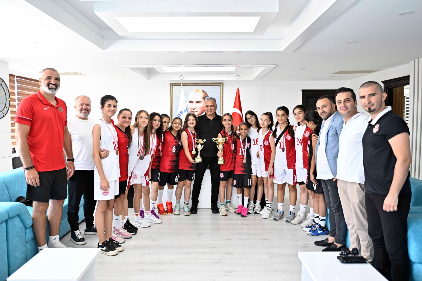 Sezonu namağlup şampiyon tamamlayan Muratpaşa Belediyespor U11 Kız Basketbol Takımı