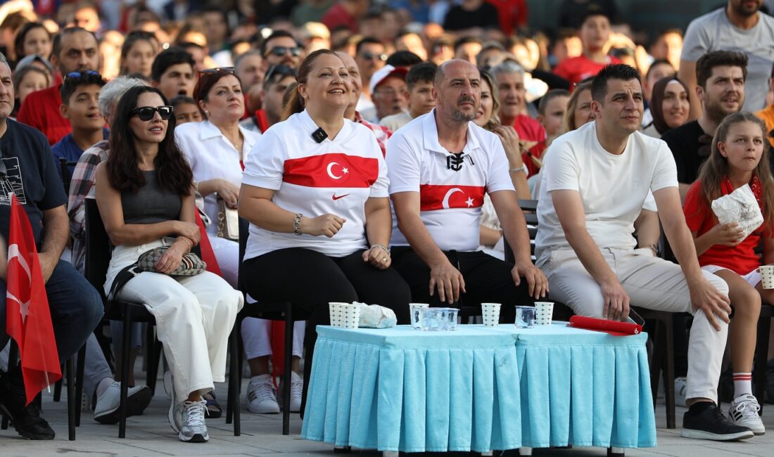 Afyonkarahisar Belediyesi tarafından Zafer Meydanı’nda kurulan dev ekranda Afyonkarahisar’daki sporseverler