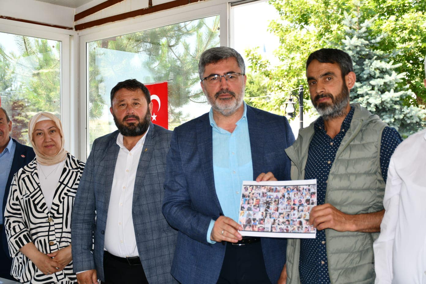 AK Parti Afyonkarahisar Milletvekili Ali Özkaya, İscehisar ilçesinde sokak köpekleriyle