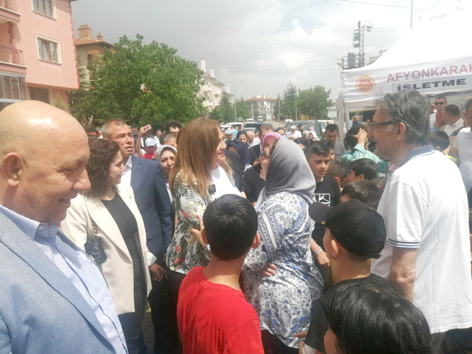 Esentepe Mahallesi sakinleriyle bir araya gelen Belediye Başkanı Burcu Köksal,