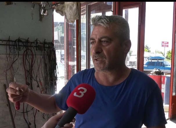 Afyonkarahisar’da otomobillerin klimalarının bakımı yapan ve gazlarını dolduran usta Ahmet