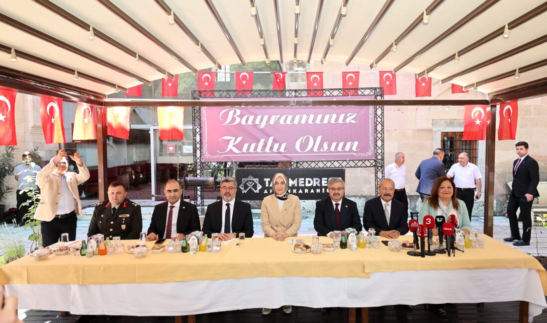 Afyonkarahisar’da Kurban Bayramı dolayısıyla protokol bayramlaşma töreni Taş Medrese’de düzenlendi.