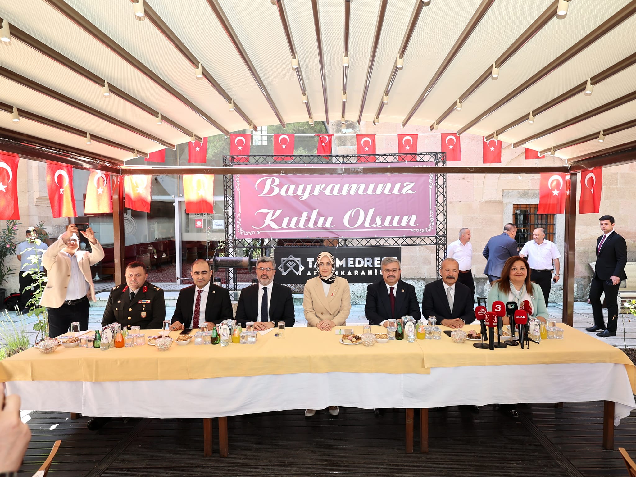 Afyonkarahisar’da Kurban Bayramı dolayısıyla protokol bayramlaşma töreni Taş Medrese’de düzenlendi.