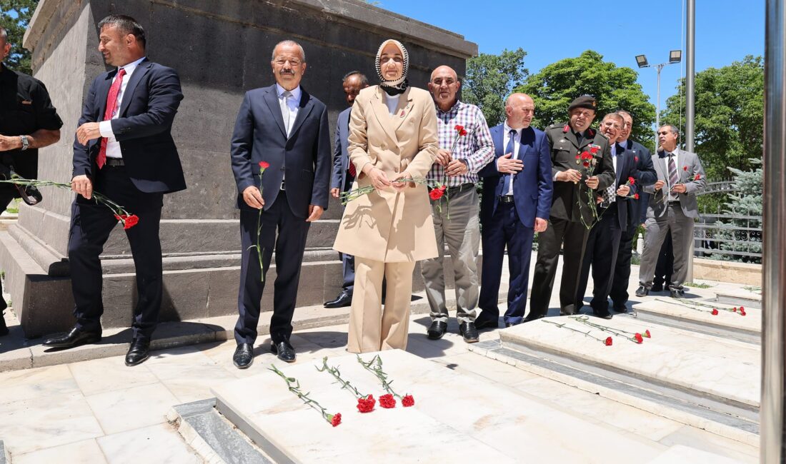 Afyonkarahisar’da Kurban Bayramı dolayısıyla protokol bayramlaşma töreni Taş Medrese’de düzenlendi.
