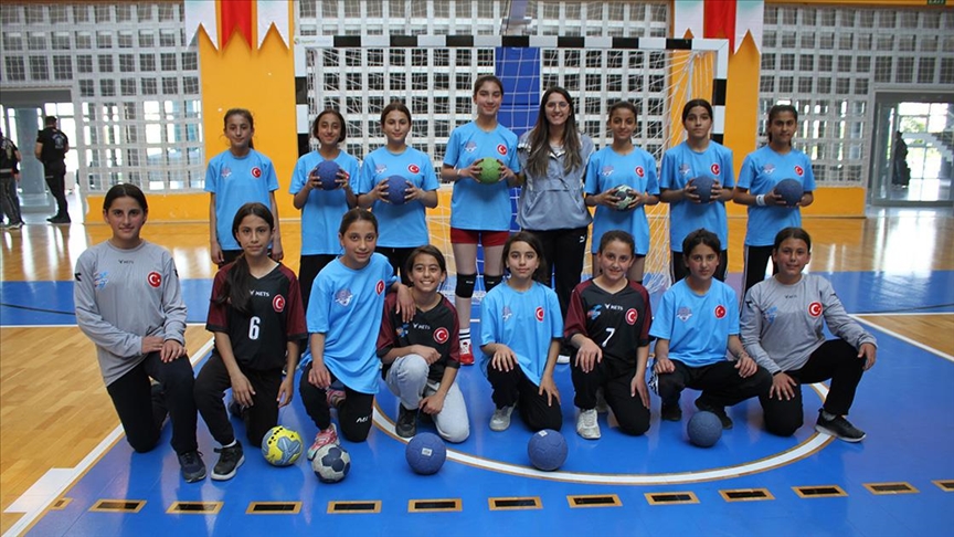   Antrenör polislerin yetiştirdiği genç sporcular, şampiyonalara hazırlanıyor Van’da Emniyet