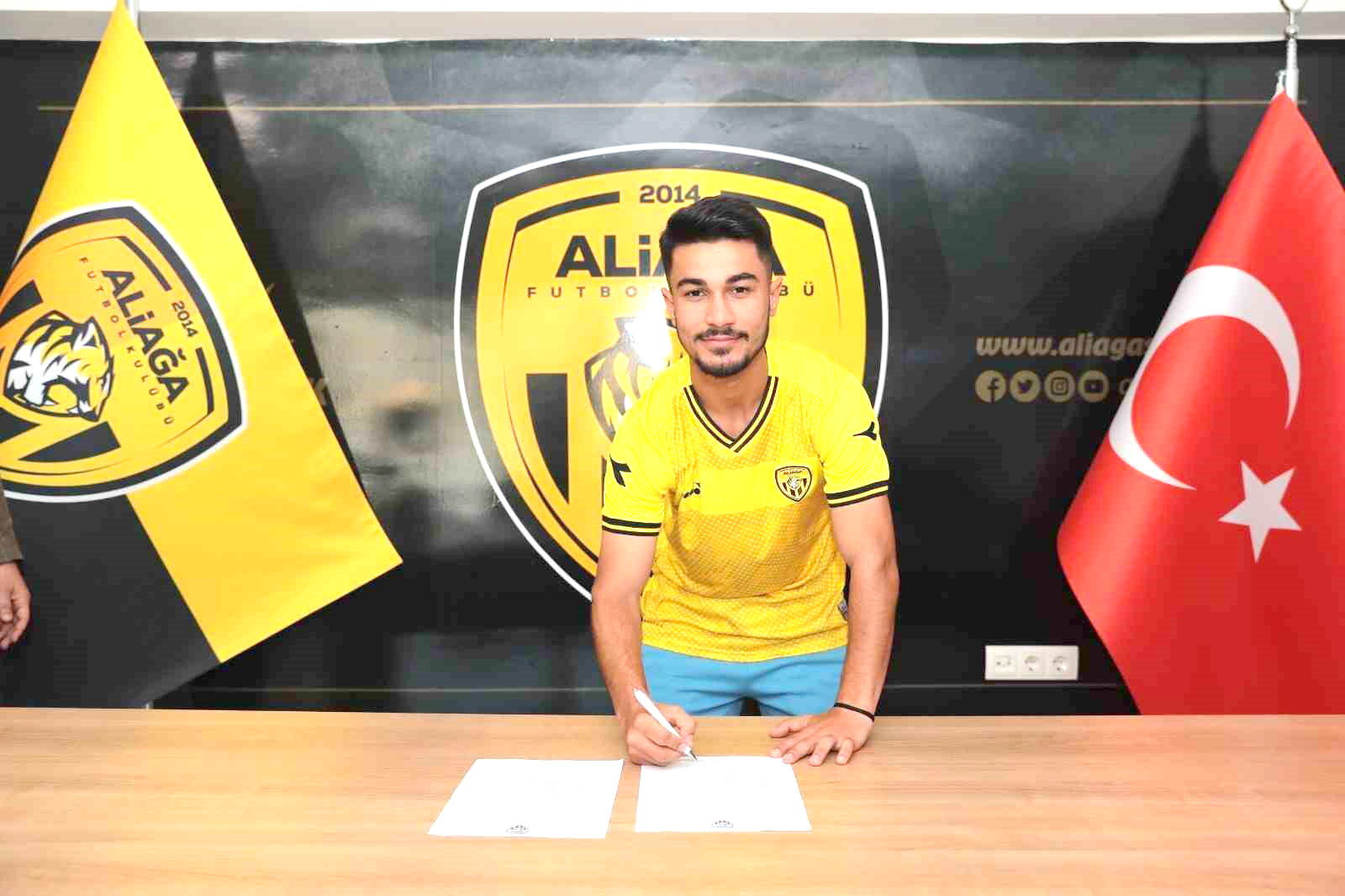 Aliağa FK, 22 yaşındaki savunma oyuncusu Bahri Yıldırım ile yolların