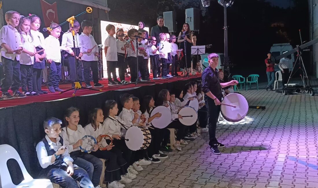 Afyonkarahisar’ın Hocalar ilçesinde “Anaokulundan Liseye Müziğin Ritmi Projesi” çerçevesinde halk