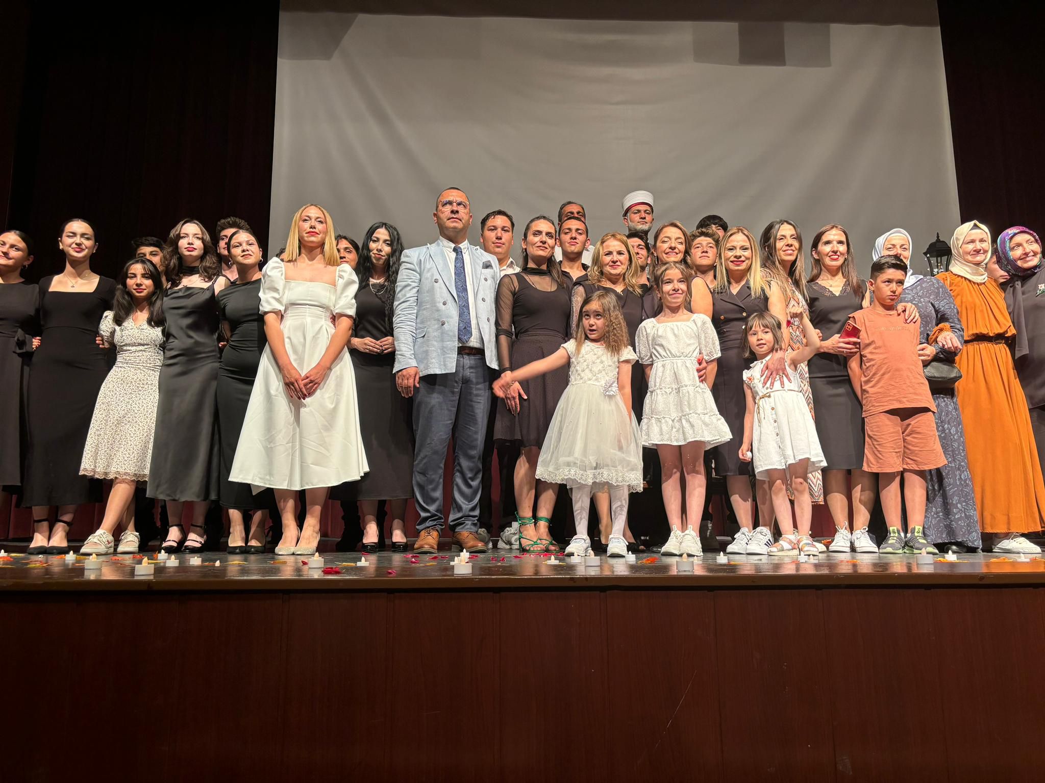 Afyonkarahisar   TOKİ Sosyal Bilimler Lisesi öğrencileri ; öğretmenleri Pelin Kurt,