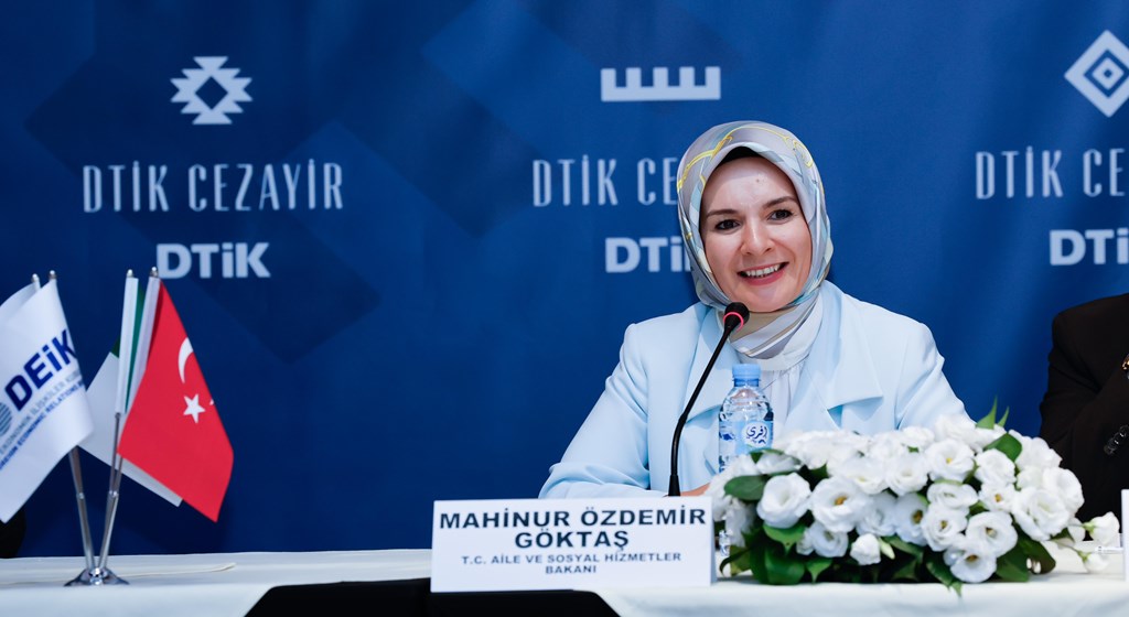 Aile ve Sosyal Hizmetler Bakanı Mahinur Özdemir Göktaş, Cezayir’de bulunan