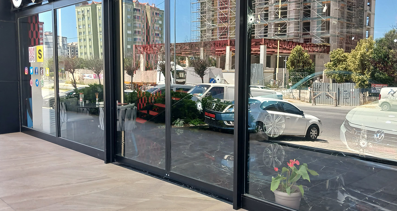Beylikdüzü’nde bulunan bir oto galerinin sahibini arayan kimliği belirsiz şüpheliler
