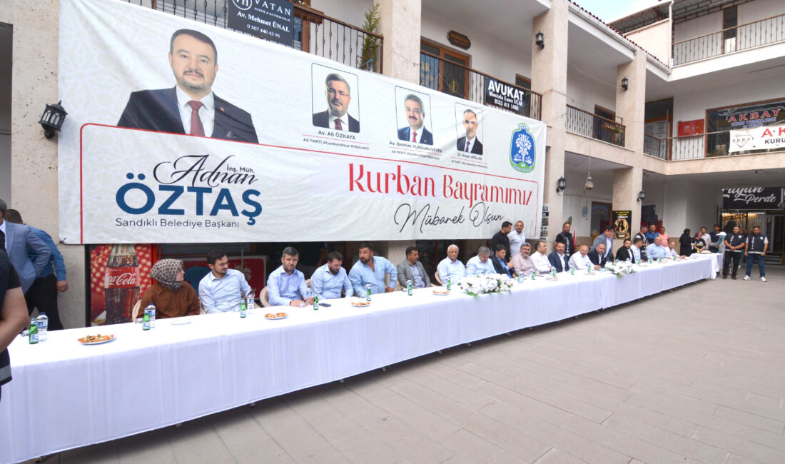   Sandıklı Belediyesi, Kurban Bayramı’nı Bedesten Çarşısı’nda düzenlediği bayramlaşma programıyla