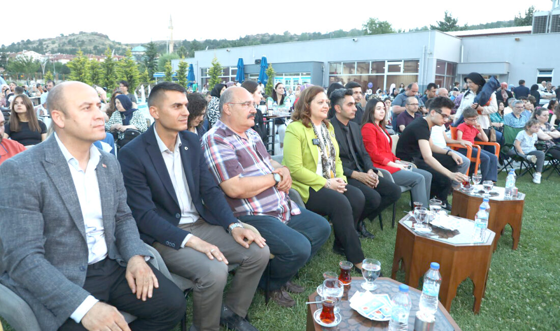 Afyonkarahisar Belediyesi Kent Orkestrası tarafından düzenlenen Yaz Akşamları Dinletisi, büyük