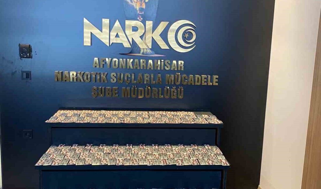 Afyonkarahisar’da polis tarafından durdurulan bir araçta yapılan aramada 4 bin