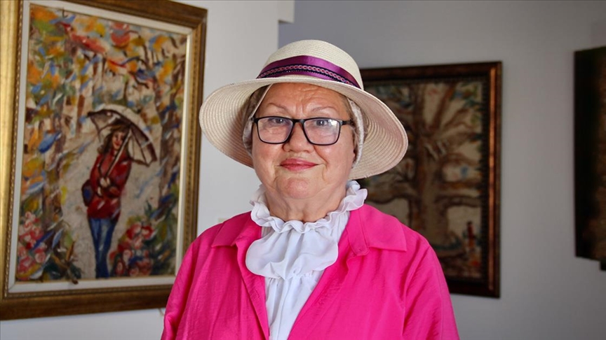 Bursa’da yaşayan ressam Mükerrem Turhan, tuval olarak kullandığı keçelerin üzerine